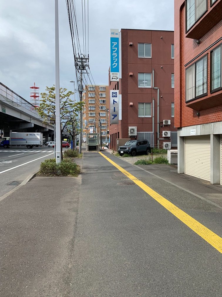 道案内2: 地上に出たら、高架沿いの歩道をそのまま進みます。