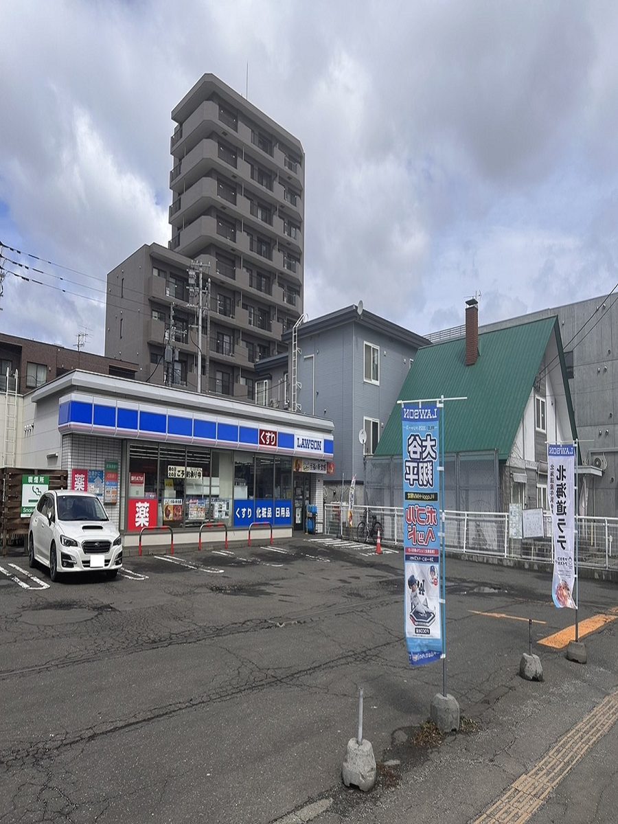 道案内2: ローソンが見えるまで進み、ローソンの角を過ぎてそのまま進みます。